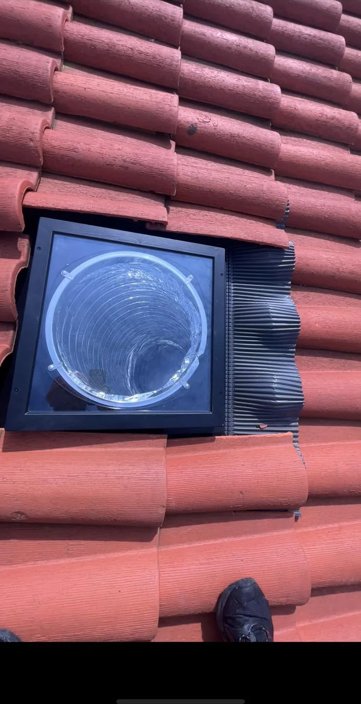 Pose de fenêtre de toit et travaux autour d'un Velux