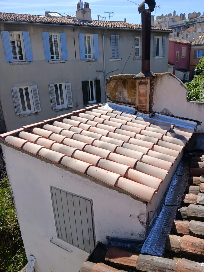 Petite toiture rénovée près d'une cheminée