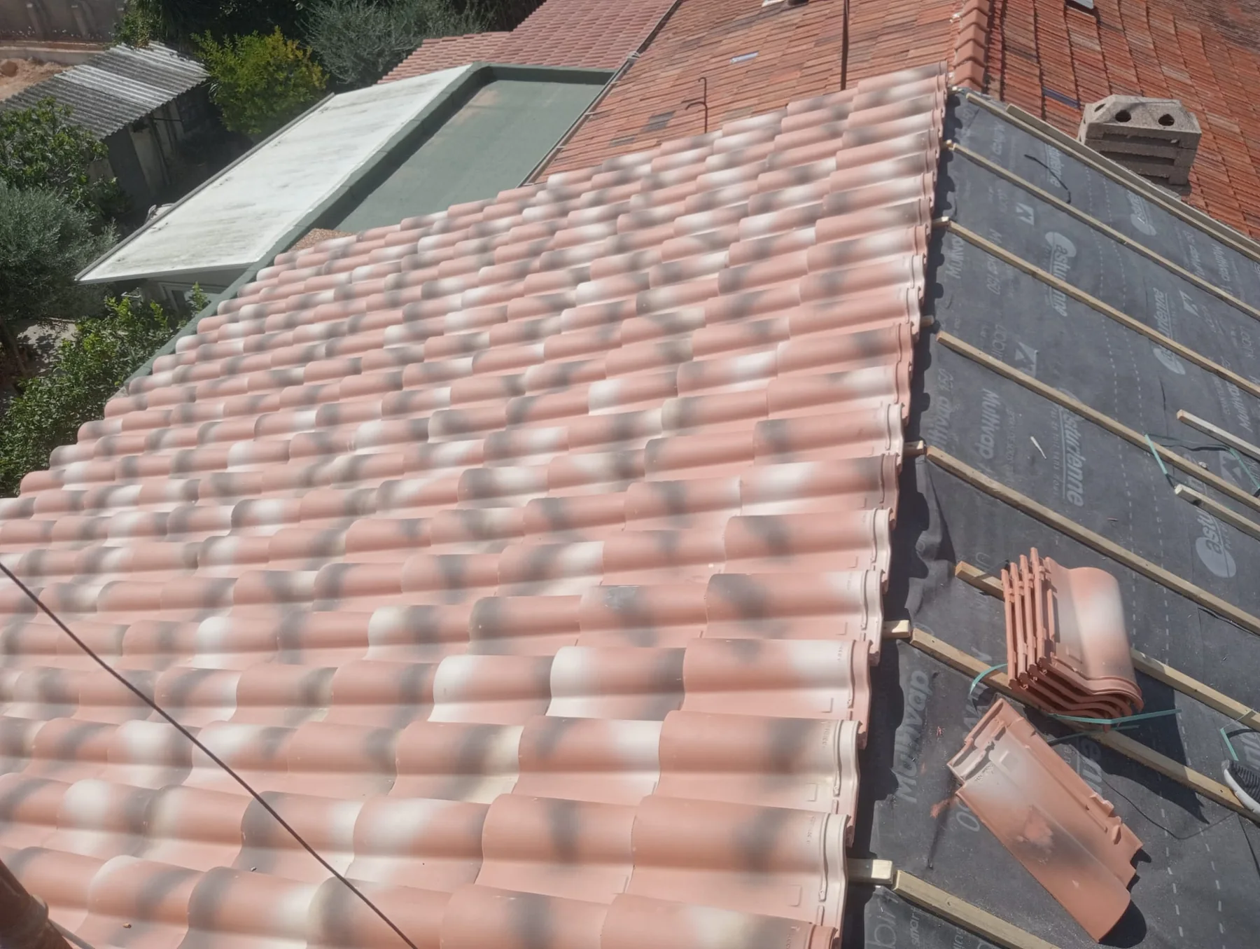 Chantier de rénovation de toiture avec écran sous-toiture